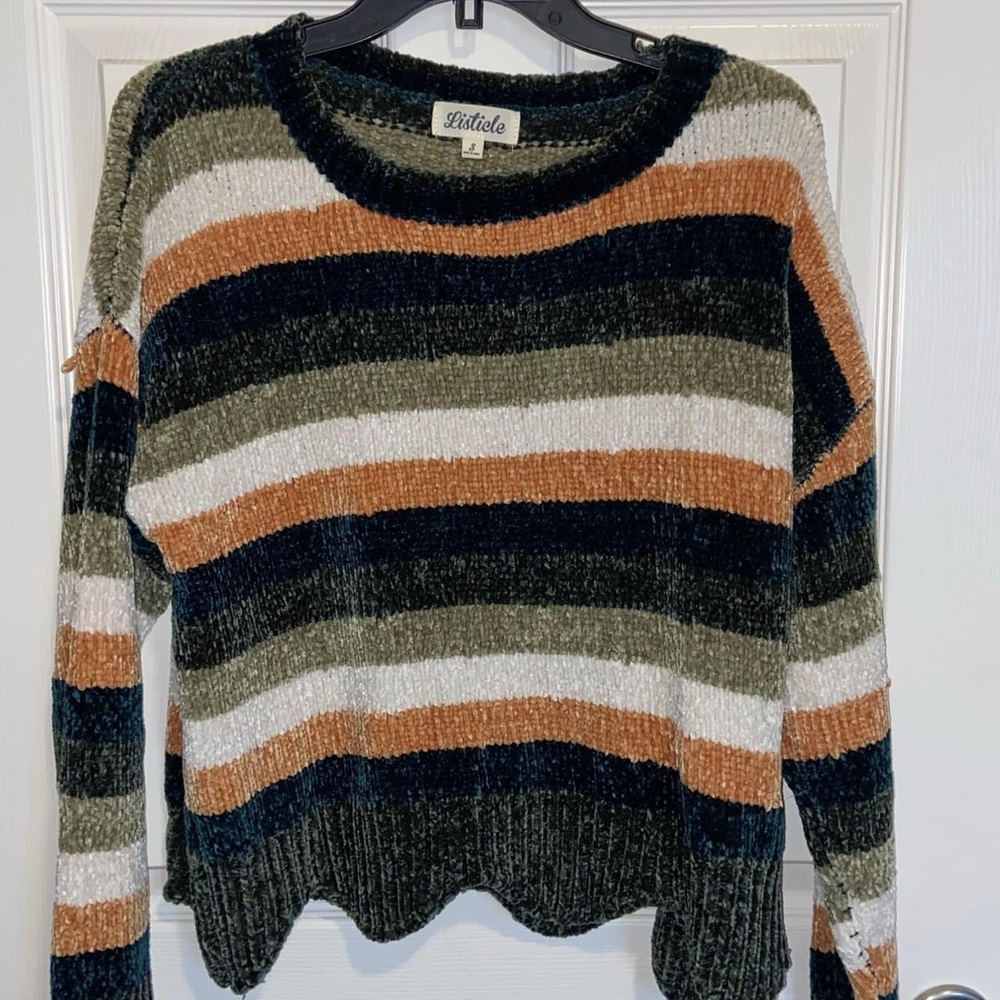 SUPER soft sweater with scallop detail on the bottom